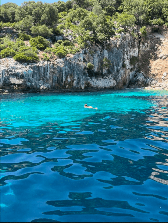 Crystal clear turquoise swimming bay in Fiskardo, Kefalonia, a top destination on our Greek sailing holidays.
